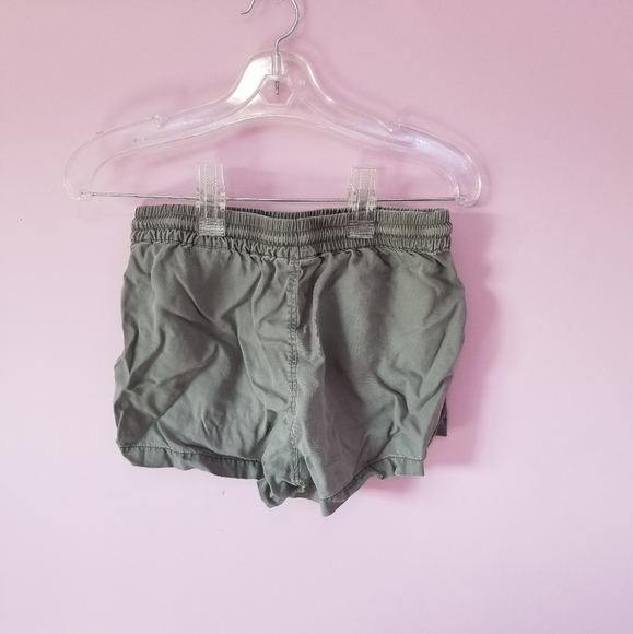 green h&m summer shorts - Picture 2 of 3
